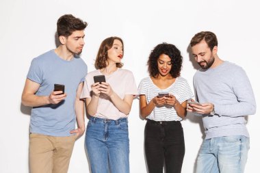 Modern çok ırklı insanların cep telefonları üzerinde beyaz arka plan izole kullanarak Grup