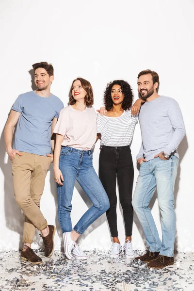 Comprimento Total Grupo Pessoas Multirraciais Sorrindo Juntas Rindo Isoladas Sobre — Fotografia de Stock