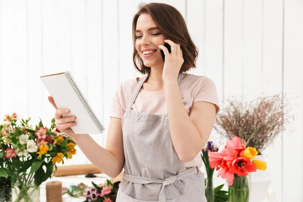 Mujer Florista Feliz Delantal Trabajando Floristería Hablando Por Teléfono Celular — Foto de Stock