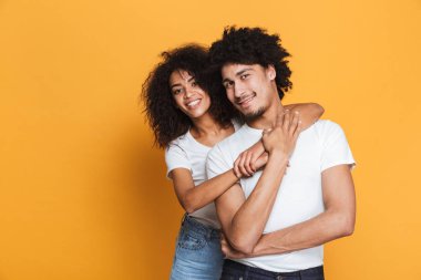 Sarı arka plan üzerinde izole mutlu afro Amerikan çifte sarılma portresi
