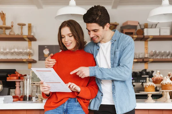 Hermosa Pareja Mujer Hombre Sonriendo Leyendo Menú Mientras Citas Restaurante — Foto de Stock