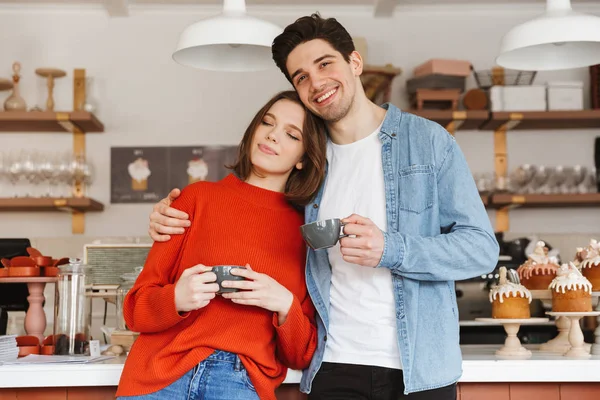 Schönes Paar Frau Und Mann Lächeln Und Posieren Der Bäckerei — Stockfoto