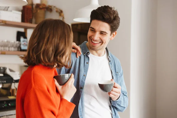 Caucásico Personas Mujer Hombre Casual Desgaste Sonriendo Uno Otro Beber — Foto de Stock