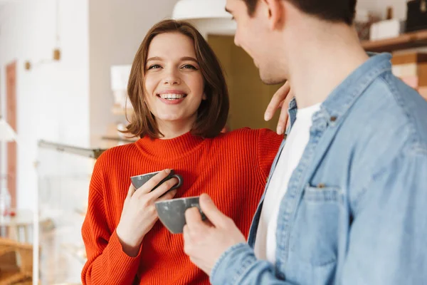 Amar Gente Mujer Hombre Ropa Casual Sonriendo Pasar Tiempo Juntos — Foto de Stock