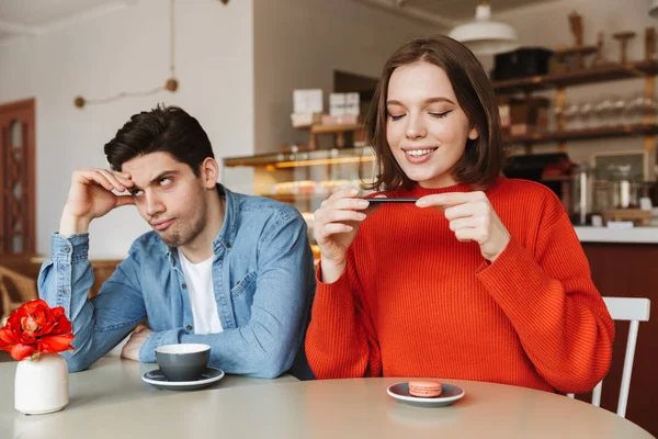 Foto Dell Uomo Caucasico Annoiato Mentre Sua Ragazza Scatta Foto — Foto Stock