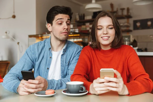 Bild Einer Glücklichen Frau Mit Handy Café Während Ein Neugieriger — Stockfoto