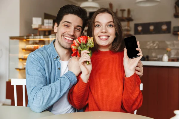 Foto Una Pareja Sonriente Sentada Mesa Acogedor Café Mientras Mujer — Foto de Stock