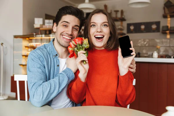 Foto Pareja Joven Cariñosa Sentada Mesa Acogedora Cafetería Mientras Mujer — Foto de Stock