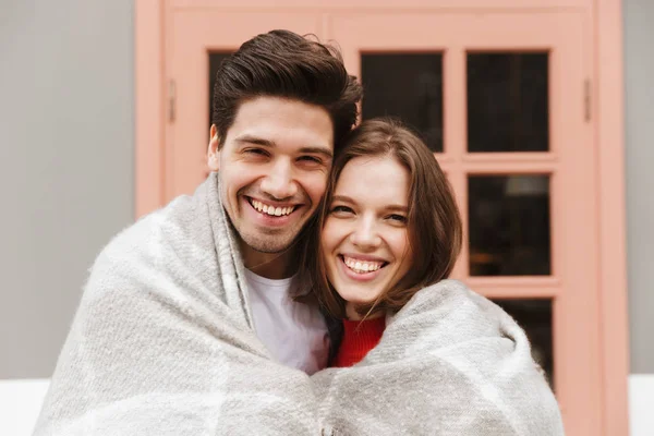 Retrato Feliz Casal Sorridente Amor Lado Fora Café Envolvendo Juntos — Fotografia de Stock