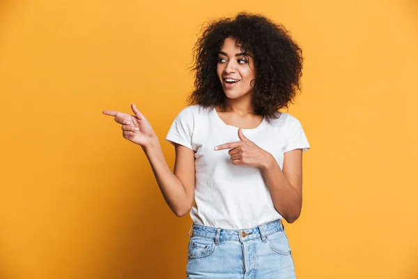 Porträt Einer Fröhlichen Jungen Afrikanerin Die Mit Dem Finger Auf — Stockfoto