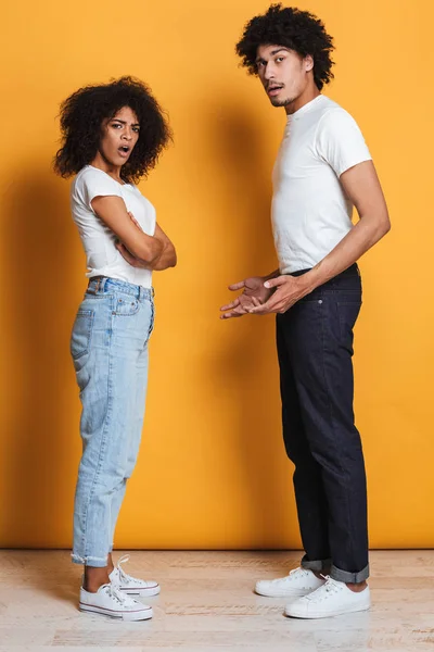 Portrait Complet Couple Afro Américain Confus Ayant Une Dispute Isolée — Photo