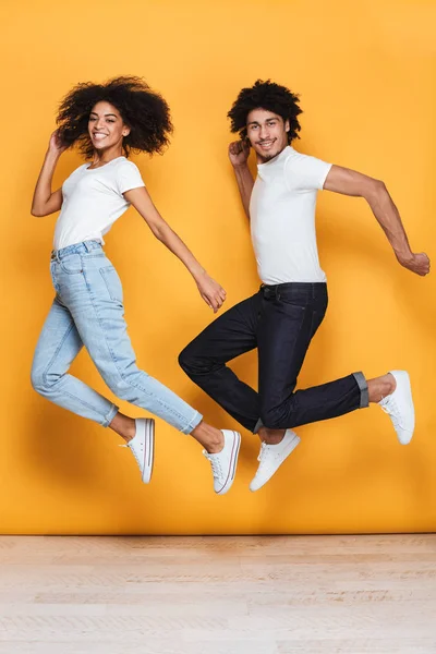 Full Längd Porträtt Ett Lyckligt Unga Afro Amerikansk Par Hoppning — Stockfoto