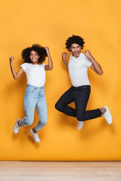 Volledige Lengte Portret Van Een Lachende Jonge Amerikaanse Afro Echtpaar — Stockfoto