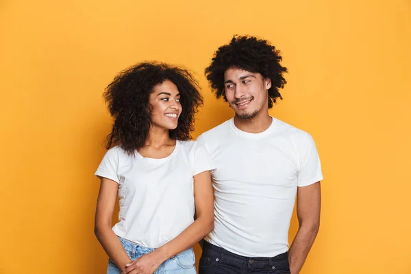 Portret Van Een Vrolijke Jonge Afro Amerikaanse Echtpaar Knuffelen Geïsoleerd — Stockfoto