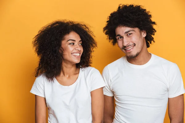 Portret Szczęśliwy Para Amerykańskich Afro Młody Białym Tle Nad Żółtym — Zdjęcie stockowe