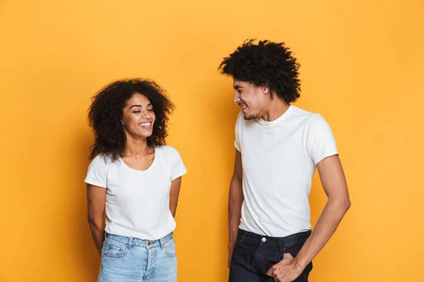 Retrato Una Feliz Pareja Afro Americana Joven Pie Hablando Aislada —  Fotos de Stock