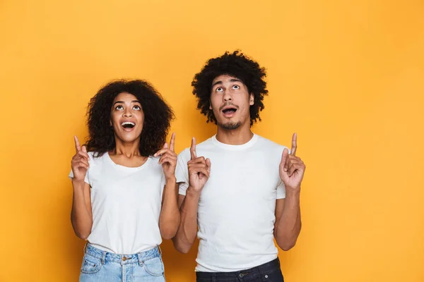 Retrato Jovem Casal Afro Americano Feliz Apontando Dedos Para Cima — Fotografia de Stock