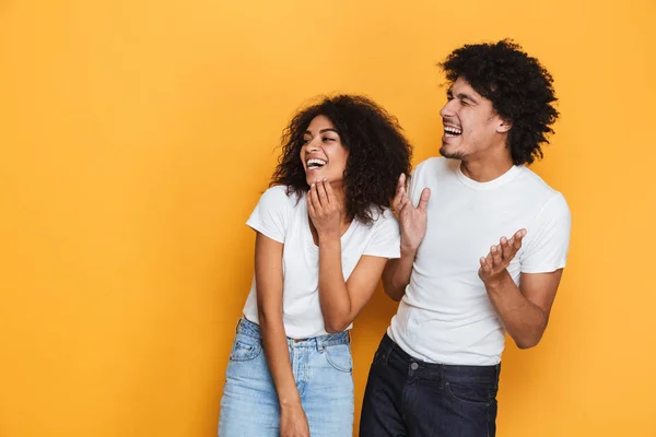 Portrait Beau Jeune Couple Afro Américain Regardant Loin Espace Copie — Photo