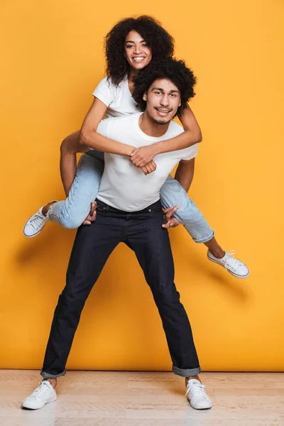 Volledige Lengte Portret Van Een Vrolijke Jonge Afrikaanse Kerel Piggyback — Stockfoto