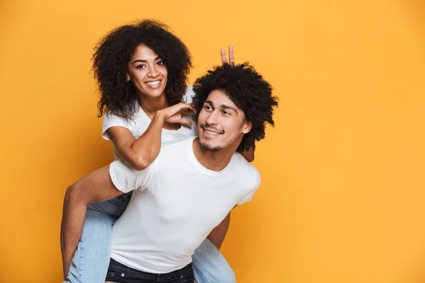 Retrato Hombre Africano Feliz Llevando Novia Sobre Espalda Aislada Sobre —  Fotos de Stock