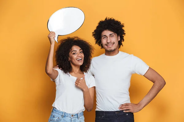 Retrato Jovem Casal Afro Americano Feliz Segurando Bolha Fala Vazia — Fotografia de Stock