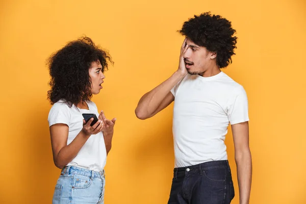 Портрет Разгневанной Молодой Афро Американской Пары Ссорящейся Изолированного Мобильного Телефона — стоковое фото