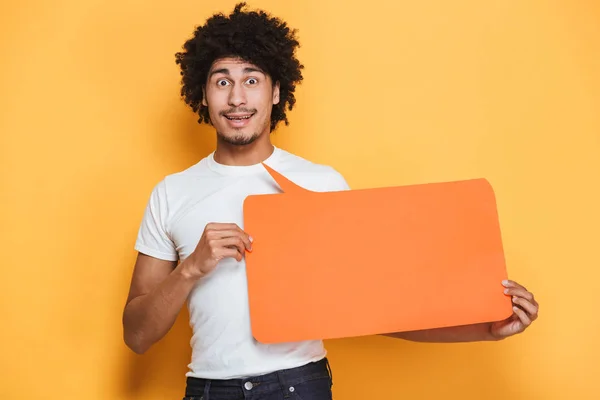 Portret Van Een Gelukkige Jonge Afrikaanse Man Bezit Leeg Tekstballon — Stockfoto