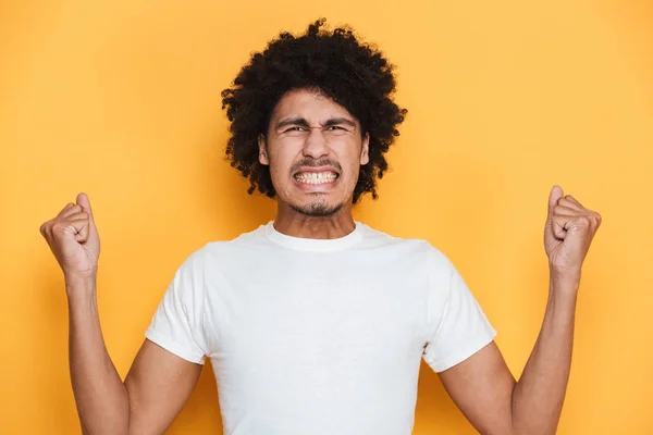 Portret Van Een Boze Jonge Afrikaanse Man Schreeuwen Geïsoleerd Gele — Stockfoto