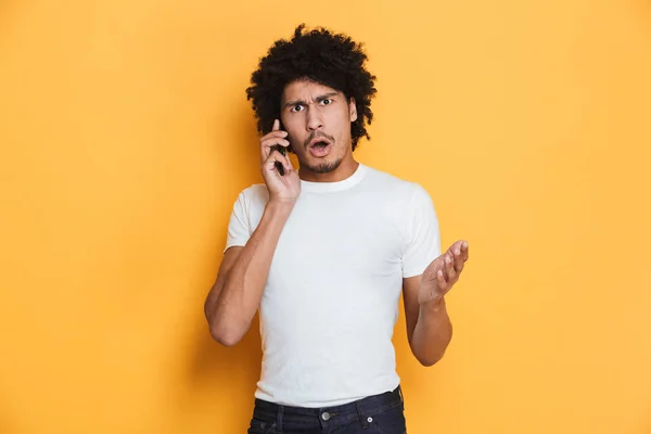 Öfkeli Bir Genç Afrika Adam Cep Telefonu Üzerinde Sarı Arka — Stok fotoğraf