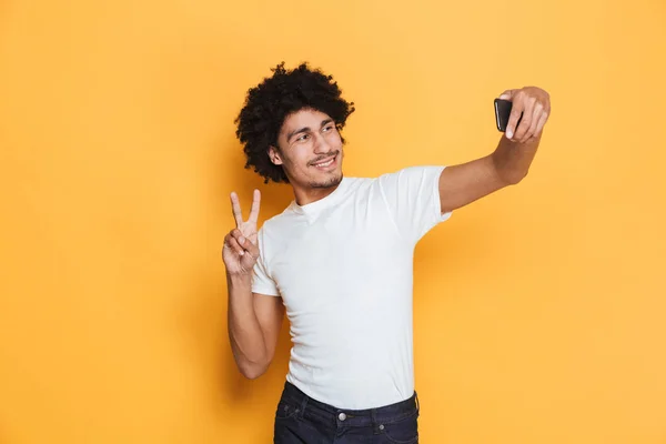 Porträtt Leende Ung Afrikansk Kille Tar Selfie Isolerade Över Gul — Stockfoto