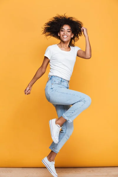 Ganzkörperporträt Einer Fröhlichen Jungen Afrikanerin Die Erfolg Feiert Während Sie — Stockfoto