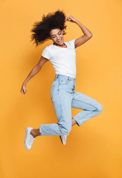 Retrato Comprimento Total Uma Jovem Mulher Africana Feliz Celebrando Sucesso — Fotografia de Stock