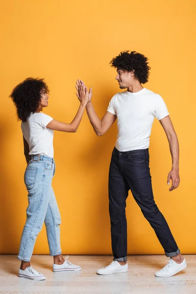 Celé Délce Portrét Šťastný Afro Americký Pár Dávat Vysoké Pět — Stock fotografie