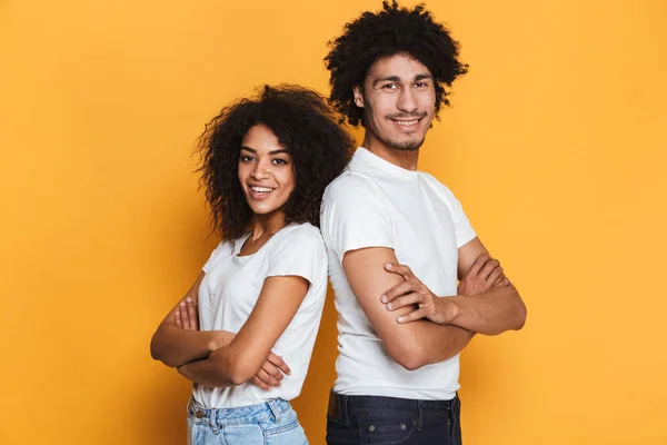 Portrét Radostné Mladý Afro Americký Pár Stál Rukama Složil Izolované — Stock fotografie