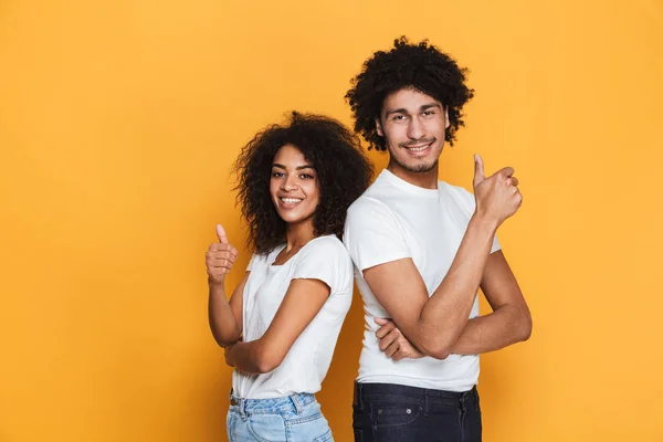 Portrét Usměvavý Mladý Afro Americký Pár Stojící Ukazuje Palec Nahoru — Stock fotografie