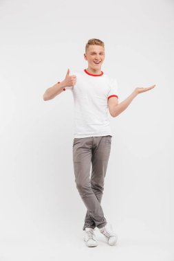 Tam uzunlukta portre Kopyala yer tutan bir gülümseyen genç çocuk onun palmiye ve Yaşasın vererek beyaz arka plan üzerinde izole