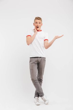 Tam uzunlukta portre onun Palm'da beyaz arka plan üzerinde izole kopya yer tutan mutlu bir genç çocuk