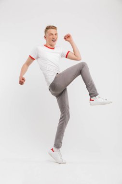 Tam uzunlukta başarı beyaz arka plan üzerinde izole kutlama heyecanlı bir genç çocuk portresi