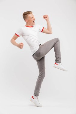 Tam uzunlukta portre başarı beyaz arka plan üzerinde izole kutlama neşeli bir genç çocuk