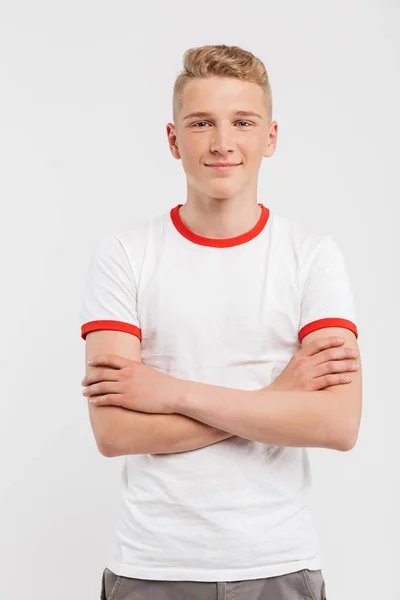 Porträt Eines Lächelnden Teenagers Der Mit Verschränkten Armen Vor Weißem — Stockfoto