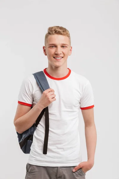 Retrato Adolescente Sorridente Com Mochila Isolada Sobre Fundo Branco — Fotografia de Stock