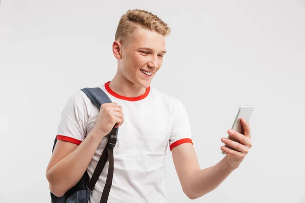 Porträt Eines Lächelnden Teenagers Der Mit Rucksack Vor Weißem Hintergrund — Stockfoto