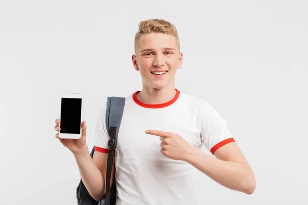 快乐男性学生的形象健康的皮肤干净的身体穿着背包手指在黑色 Copyspace 屏幕上的智能手机在白色背景下隔离 — 图库照片
