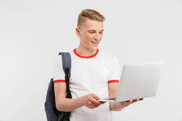 Imagen Del Adolescente Años Con Ropa Casual Mochila Sosteniendo Portátil — Foto de Stock