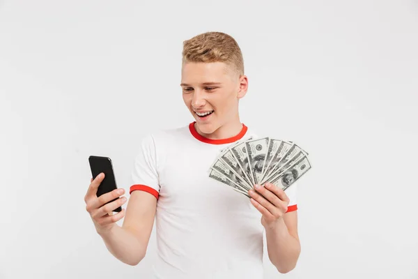 Portret Szczęśliwy Nastoletniego Chłopca Gospodarstwa Banknoty Pieniądze Pomocą Telefonu Komórkowego — Zdjęcie stockowe