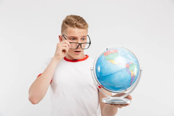 Podobizna Zamyšlený Dospívající Chlapce Brýlích Zeměkouli Izolované Bílém Pozadí — Stock fotografie
