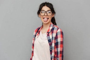 Görüntü gri arka plan duvardan izole ayakta bardaklarda komik sevimli genç bayan.