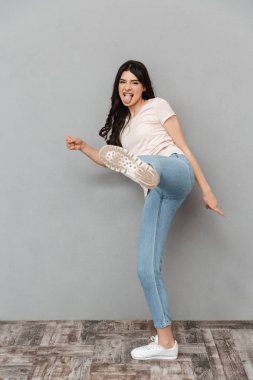 Görüntü gri arka plan duvar izole duygusal genç bayanın mücadele.