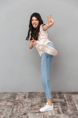 Görüntü gri arka plan duvar izole duygusal genç bayanın mücadele.