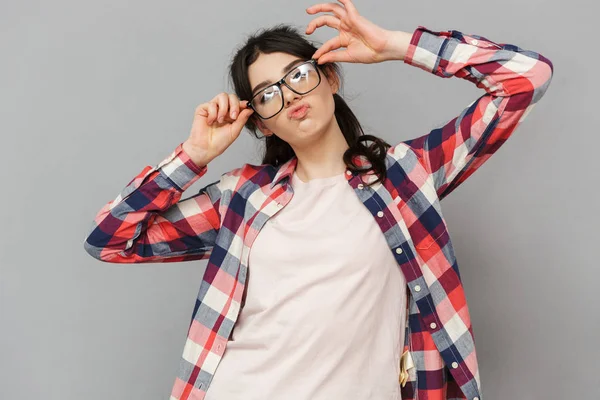 Imagen Divertida Señorita Linda Gafas Pie Aislado Sobre Pared Fondo — Foto de Stock